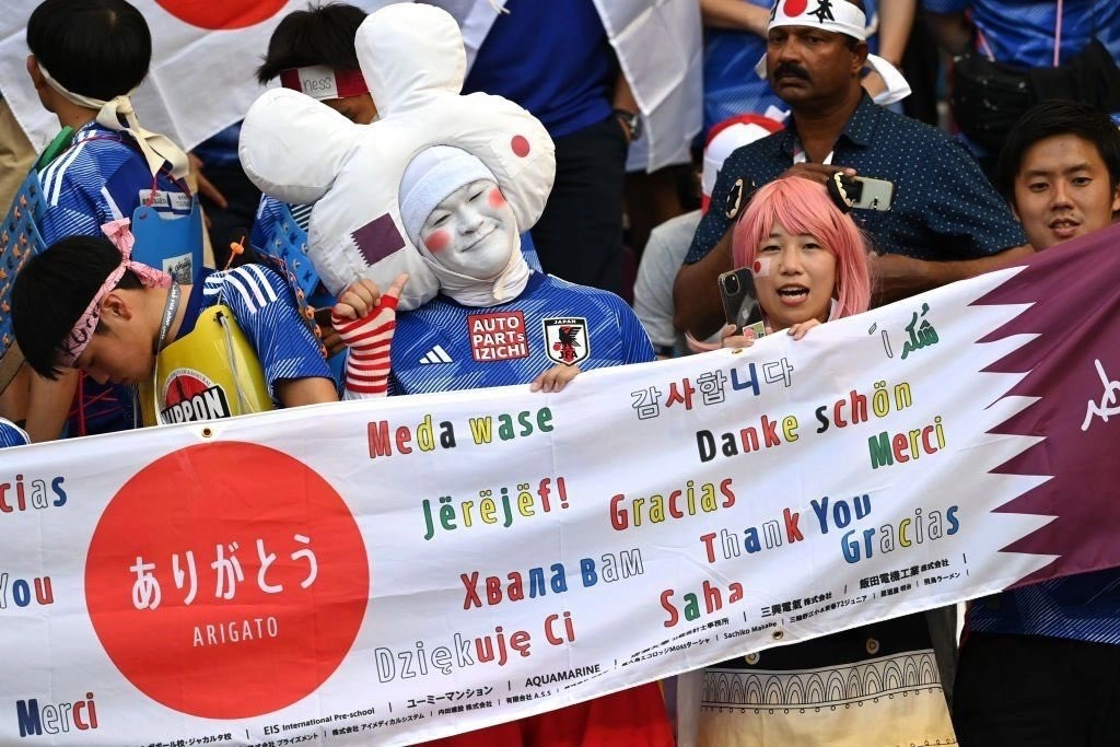 Anya Forger entre los hinchas japoneses en Qatar 2022