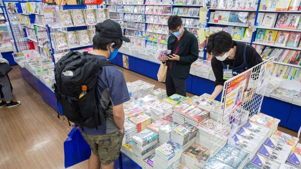 Compradores de manga en una tienda en Japón